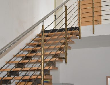 Stahltreppe mit Holzstufen