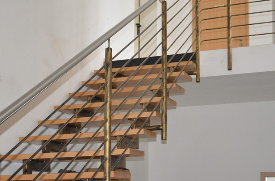 Stahltreppe mit Holzstufen