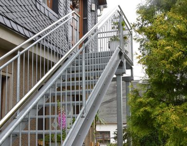 Stahltreppe mit Edelstahl