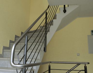 Treppengeländer mit gebogenem Edelstahllauf
