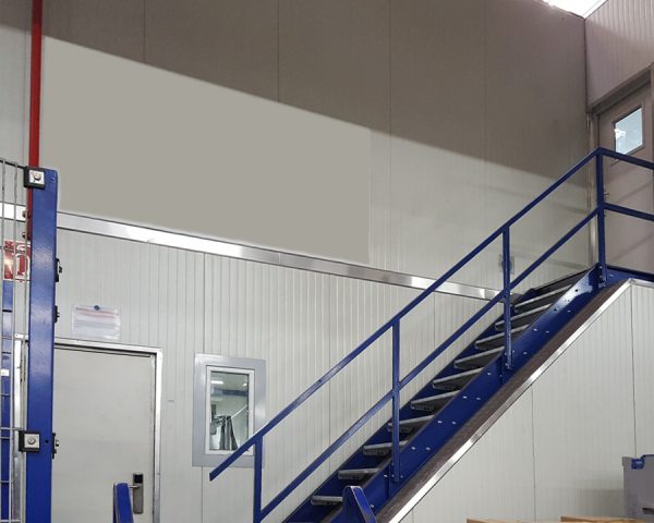 zweigeschossiges Hallenbuero